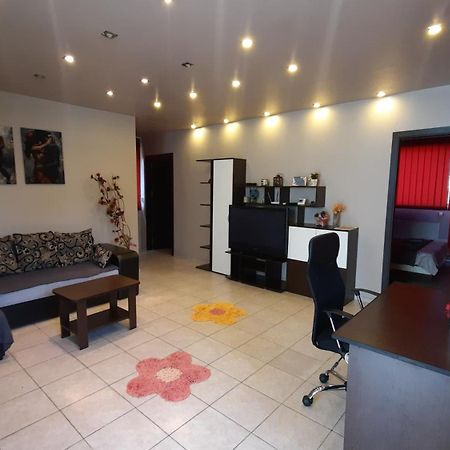 Spacious, Modern Condo In New Villa - Sleeps 6 Bukarest Kültér fotó