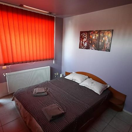 Spacious, Modern Condo In New Villa - Sleeps 6 Bukarest Kültér fotó