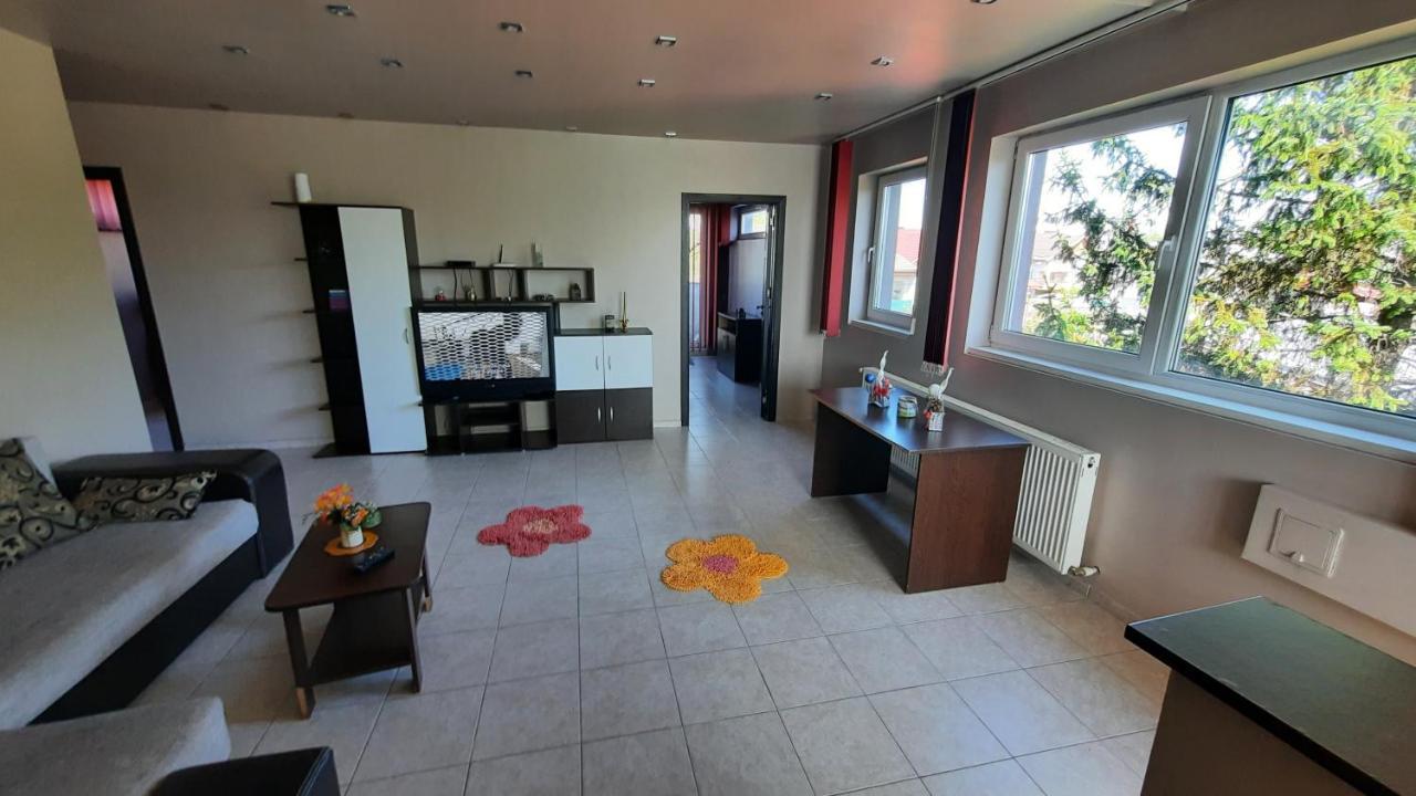 Spacious, Modern Condo In New Villa - Sleeps 6 Bukarest Kültér fotó